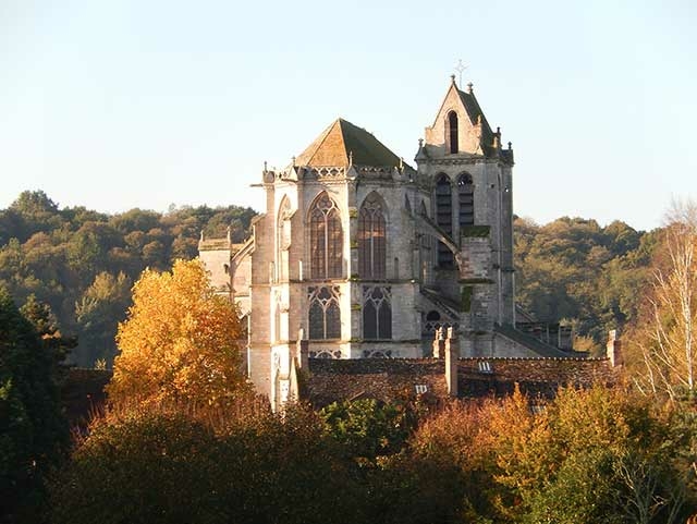 Chevet et clocher de l'église en automne